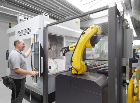 Automatisierte CNC-Fertigung mit Roboterbeladung