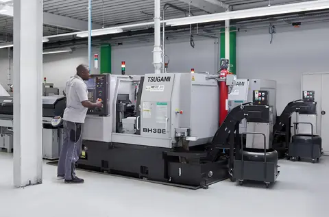 CNC-Drehzentren in der Fertigungshalle in Tuttlingen