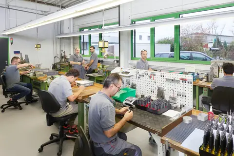 Montageabteilung mit Chirurgiemechanikern an den Werkbänken