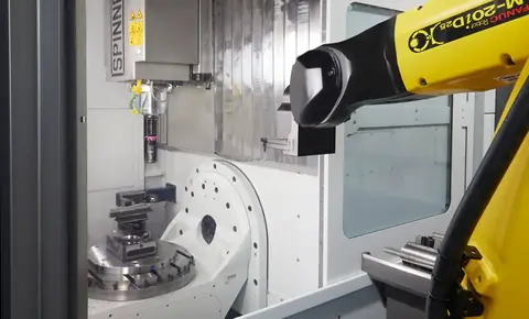 Roboterarm belädt ein CNC-Fräszentrum